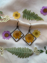 Load image into Gallery viewer, square flower earrings
