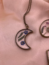 Load image into Gallery viewer, Bronze flower necklaces
