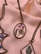 Load image into Gallery viewer, Bronze flower necklaces
