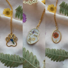 Load image into Gallery viewer, Gold flower necklaces
