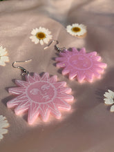 Load image into Gallery viewer, Pink sun face earrings
