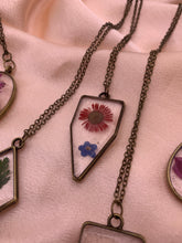 Load image into Gallery viewer, Bronze flower necklaces
