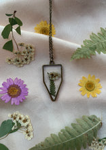 Load image into Gallery viewer, Bronze flower necklaces
