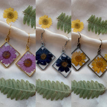 Load image into Gallery viewer, square flower earrings
