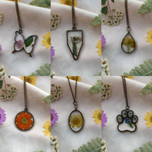 Load image into Gallery viewer, Bronze flower necklaces
