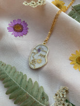 Load image into Gallery viewer, Gold flower necklaces
