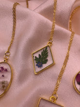 Load image into Gallery viewer, Gold flower necklaces
