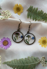 Load image into Gallery viewer, Circle flower earrings
