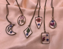 Load image into Gallery viewer, Bronze flower necklaces
