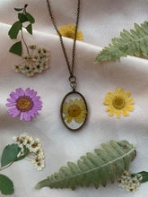 Load image into Gallery viewer, Bronze flower necklaces
