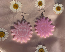 Load image into Gallery viewer, Pink sun face earrings
