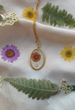 Load image into Gallery viewer, Gold flower necklaces
