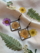 Load image into Gallery viewer, square flower earrings
