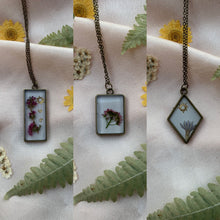 Load image into Gallery viewer, Bronze white background flower necklaces
