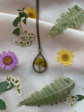 Load image into Gallery viewer, Bronze flower necklaces
