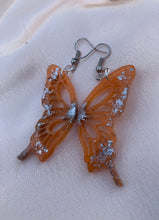 Load image into Gallery viewer, Pearl butterfly wing earrings (SLIVER)
