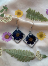 Load image into Gallery viewer, square flower earrings
