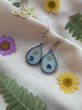 Load image into Gallery viewer, Sliver tear drop flower earrings
