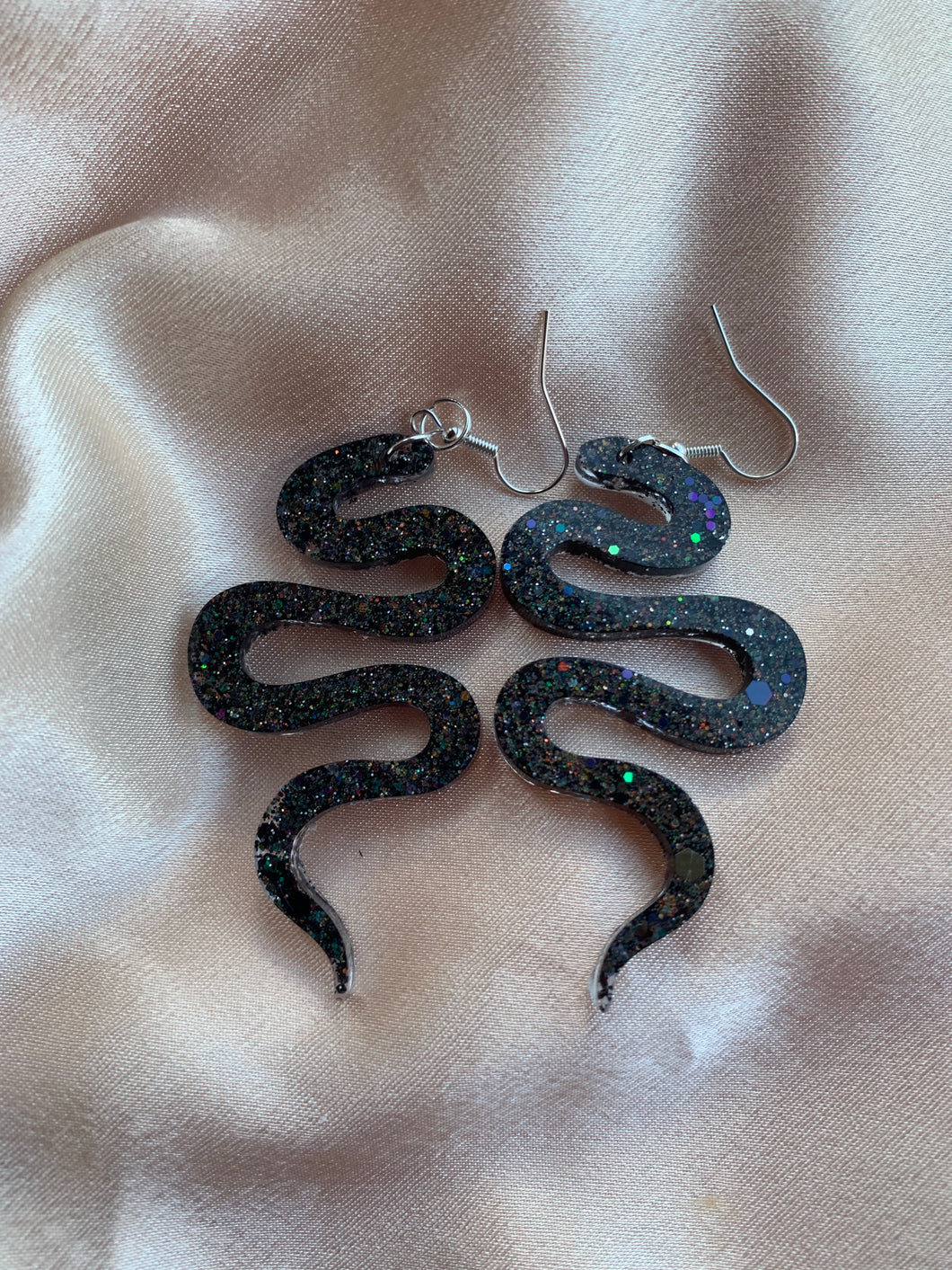 Black holo snake earrings
