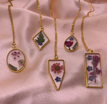 Load image into Gallery viewer, Gold flower necklaces
