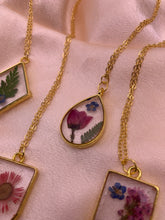 Load image into Gallery viewer, Gold flower necklaces
