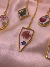 Load image into Gallery viewer, Gold flower necklaces
